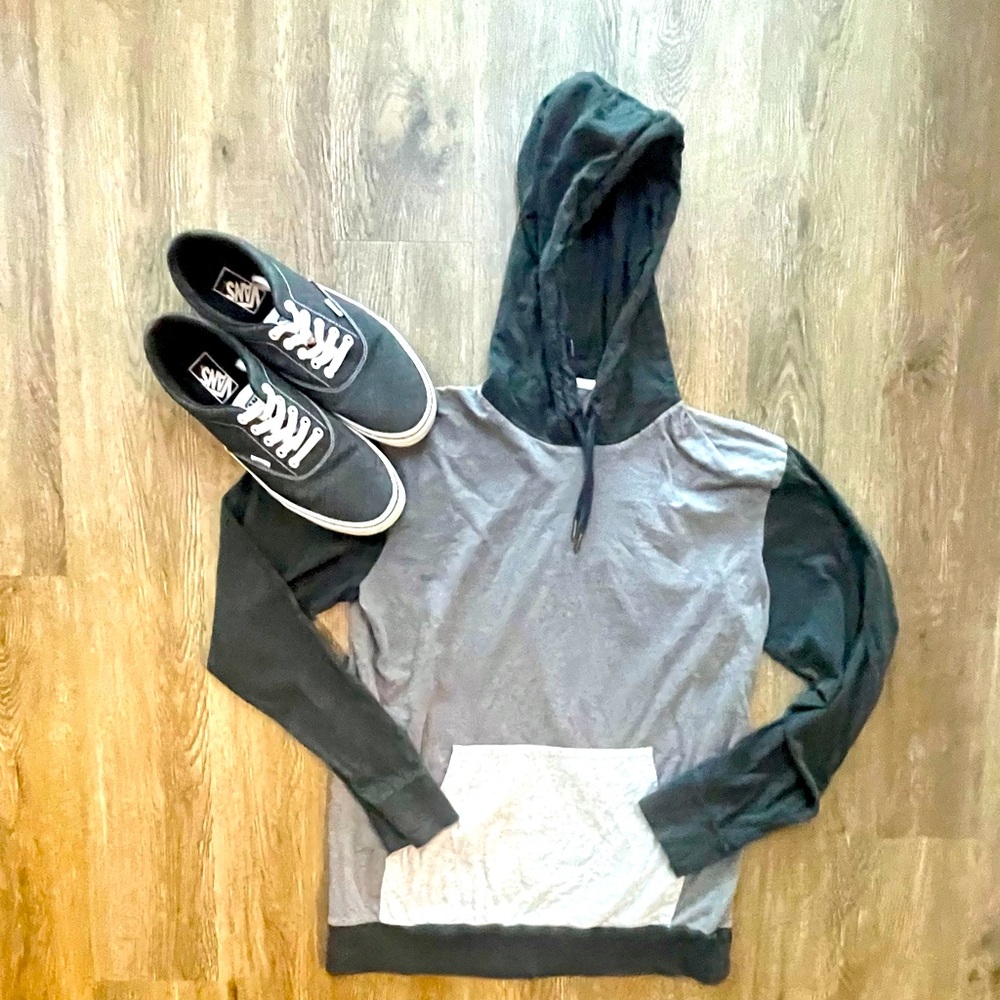 Men’s Quicksilver gray and black jersey tee hoody.